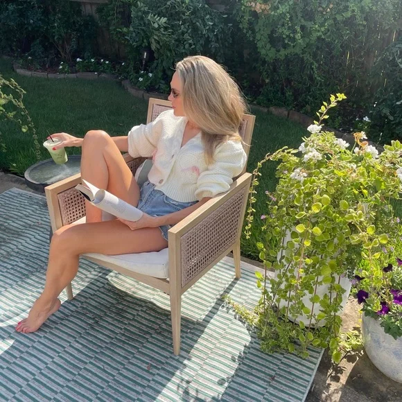 Casual White Knit Sweater with Pink Bows and Heart Pockets - Picture 3 of 3